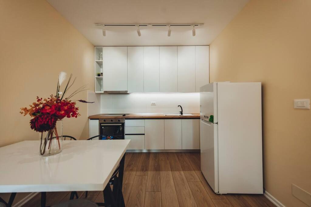 Luxury Apartment At Myslym Shyri Тирана Экстерьер фото