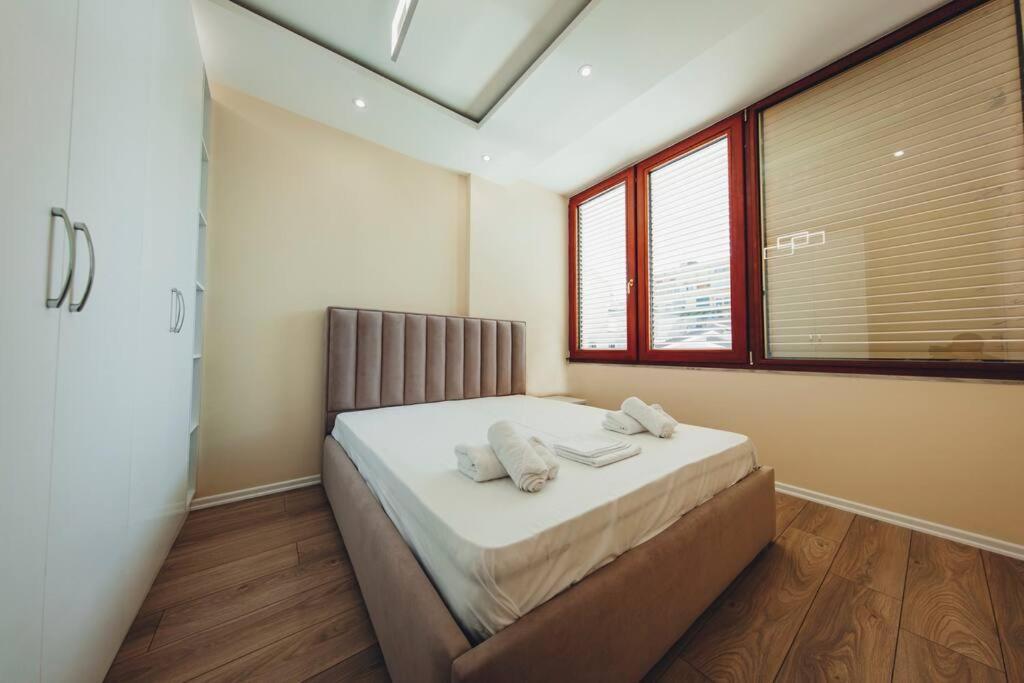 Luxury Apartment At Myslym Shyri Тирана Экстерьер фото